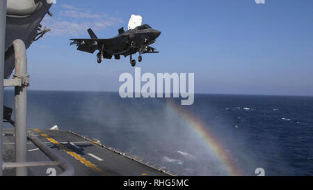 Eine F-35B Blitz II mit der F-35B Ablösung von Medium Marine Tiltrotor Squadron 262 (Verstärkt) landet an Bord der USS Wasp (LL 1), Philippine Sea, 31.01.2019. Naval Aviators mit der loslösung Fliegen das Marine Corps' neuesten, multi-role Fighter, der F-35 B. Dies war das erste Mal in Betrieb F-35 Bs Flugbetrieb an Bord der Wespe mit einer vollen Ergänzung der externen Pylonen auf dem Flugzeug montiert ausgeführt. Die 31 Marine Expeditionary Unit, die Marine Corps' nur kontinuierlich vorwärts - bereitgestellt MEU partnering mit Wasp ARG, bietet eine flexible und tödlicher Gewalt bereit zu p Stockfoto