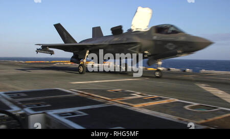 Eine F-35B Blitz II mit der F-35B Ablösung von Medium Marine Tiltrotor Squadron 262 (Verstärkt) startet von der USS Wasp (LL 1), Philippine Sea, 31.01.2019. Naval Aviators mit der loslösung Fliegen das Marine Corps' neuesten, multi-role Fighter, der F-35 B. Dies war das erste Mal in Betrieb F-35 Bs Flugbetrieb an Bord der Wespe mit einer vollen Ergänzung der externen Pylonen auf dem Flugzeug montiert ausgeführt. Die 31 Marine Expeditionary Unit, die Marine Corps' nur kontinuierlich vorwärts - bereitgestellt MEU partnering mit Wasp ARG, bietet eine flexible und tödlicher Gewalt bereit Stockfoto