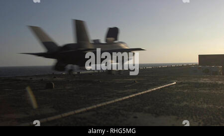 Eine F-35B Blitz II mit der F-35B Ablösung von Medium Marine Tiltrotor Squadron 262 (Verstärkt) startet von der USS Wasp (LL 1), Philippine Sea, 31.01.2019. Naval Aviators mit der loslösung Fliegen das Marine Corps' neuesten, multi-role Fighter, der F-35 B. Dies war das erste Mal in Betrieb F-35 Bs Flugbetrieb an Bord der Wespe mit einer vollen Ergänzung der externen Pylonen auf dem Flugzeug montiert ausgeführt. Die 31 Marine Expeditionary Unit, die Marine Corps' nur kontinuierlich vorwärts - bereitgestellt MEU partnering mit Wasp ARG, bietet eine flexible und tödlicher Gewalt bereit zu p Stockfoto