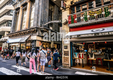 3. Januar 2019, Melbourne, Australien: Straße Blick auf den Eingang des Zentrums eine ikonische Fußgängerzone Gasse mit Leuten in Melbourne, Australien Stockfoto