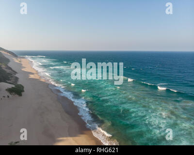 Luftaufnahme des klaren blauen indischen Ozeans Strand in Ponta do Ouro, Mosambik, Afrika Stockfoto