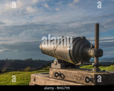 18 Pound carronade von britischen Kanonenkugel zerstört, von den Maori während der Belagerung von Ruapekapeka verwendet. Northland, Neuseeland Stockfoto