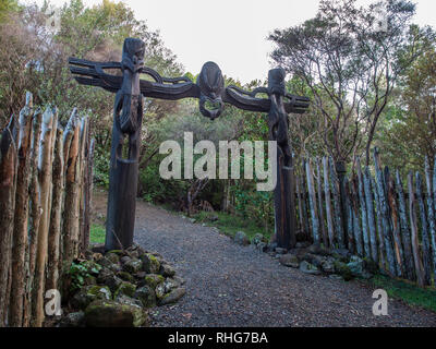 Waharoa geschnitzten Gateway. Die zentrale Figur repräsentiert Te Ruki Kawiti, der Anführer der Krieger, die Ruapekapeka verteidigt. Northland, Neuseeland Stockfoto