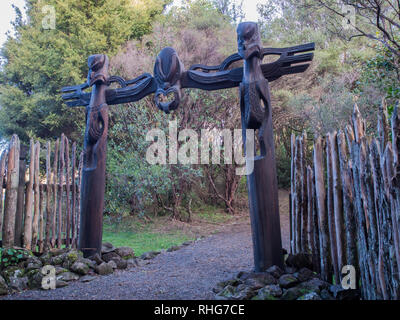 Waharoa geschnitzten Gateway. Die zentrale Figur repräsentiert Te Ruki Kawiti, der Anführer der Krieger, die Ruapekapeka verteidigt. Northland, Neuseeland Stockfoto