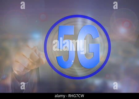 Geschäftsmann auf einem verschwommenen Hintergrund mit 5G-Netzwerk. Stockfoto