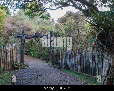 Waharoa geschnitzten Gateway. Die zentrale Figur repräsentiert Te Ruki Kawiti, der Anführer der Krieger, die Ruapekapeka verteidigt. Northland, Neuseeland Stockfoto