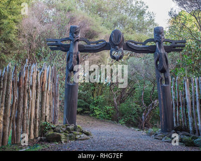 Waharoa geschnitzten Gateway. Die zentrale Figur repräsentiert Te Ruki Kawiti, der Anführer der Krieger, die Ruapekapeka verteidigt. Northland, Neuseeland Stockfoto