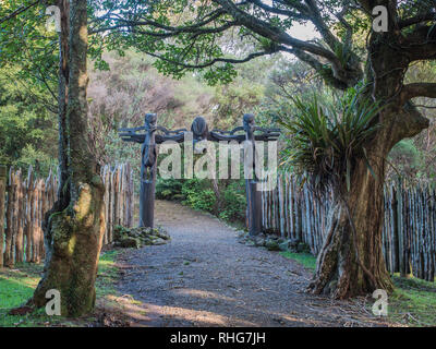 Waharoa geschnitzten Gateway. Die zentrale Figur repräsentiert Te Ruki Kawiti, der Anführer der Krieger, die Ruapekapeka verteidigt. Northland, Neuseeland Stockfoto