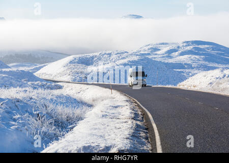 Bitter kalten Morgen mit eisnebel und reif Drehen der Szene in ein Wintermärchen auf einem 82 an Rannoch Moor, Highlands Schottland im Winter Stockfoto