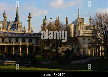 Der Royal Pavilion in Brighton war für König George IV. im frühen 19. Jahrhundert gebaut. Vorderansicht. Stockfoto