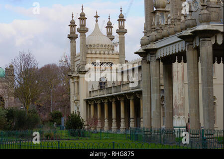 Der Royal Pavilion in Brighton war für König George IV. im frühen 19. Jahrhundert gebaut. Ansicht von vorne von der Seite. Stockfoto