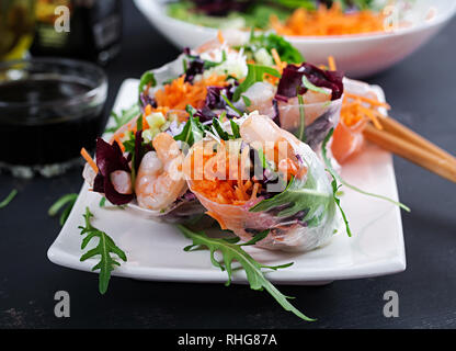 Vegetarische vietnamesische Frühlingsrollen mit würzigen, Garnelen, Karotten, Gurken, Rotkohl und Reis Nudeln. Fisch und Meeresfrüchte. Leckeres Essen. Platz kopieren Stockfoto