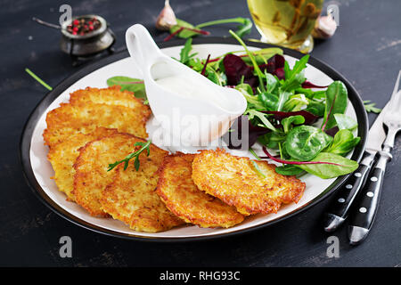 Reibekuchen/draniki/Pfannkuchen serviert mit saurer Sahne. Europäische Küche. Koscher essen. Veganes essen. Stockfoto