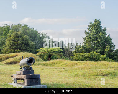 18 Pfund von der britischen carronade Cannon Ball, Hügeln und Mulden Überreste der Befestigungsanlage Erdarbeiten, Ruapekpeka, Northland, Neuseeland Stockfoto