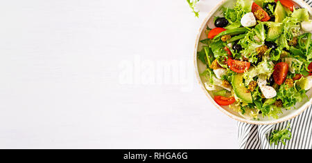 Frischer Salat mit Avocado, Tomaten, Oliven und Mozzarella in eine Schüssel geben. Fitness Nahrung. Vegetarische Mahlzeit. Banner. Ansicht von oben Stockfoto