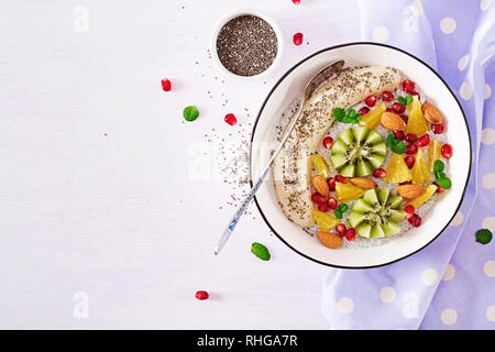 Lecker und gesund Chia Pudding mit Banane, Kiwi, Chia Samen. Gesundes Frühstück. Fitness Nahrung. Die richtige Ernährung. Flach. Ansicht von oben. Stockfoto