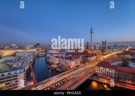 Die Berliner Innenstadt mit dem berühmten Fernsehturm in der Morgendämmerung Stockfoto