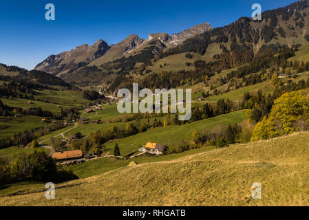 Typische Landschaft in Jaunpass im Simmental, Herbst, Berner Oberland, Alpen, Schweiz, Oktober 2088 Stockfoto