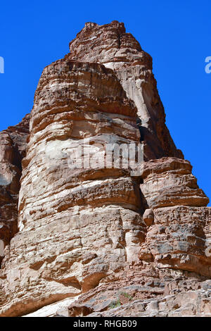 Felsformationen von Lawrence's Frühling in der Wüste im Wadi Rum. Der geschützte Bereich als Weltkulturerbe von der UNESCO, Jordanien Stockfoto