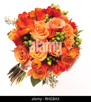 Brautstrauß mit Orange- und Pfirsichrosen und Blumen auf weißem Hintergrund Stockfoto