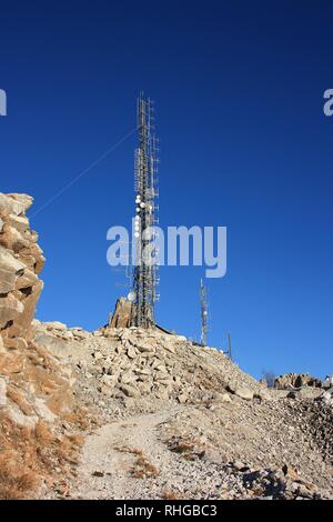 Rocky Mountain der Apuanischen Alpen in der Toskana, auf denen sie hohe Telekommunikation Antennen installiert haben Stockfoto