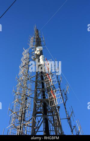 Rocky Mountain der Apuanischen Alpen in der Toskana, auf denen sie hohe Telekommunikation Antennen installiert haben Stockfoto