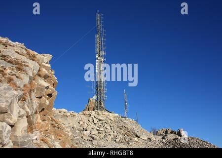Rocky Mountain der Apuanischen Alpen in der Toskana, auf denen sie hohe Telekommunikation Antennen installiert haben Stockfoto