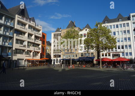 Restaurants und Biergärten in historischen Kölner Altstadt Heumarkt entfernt. Stockfoto