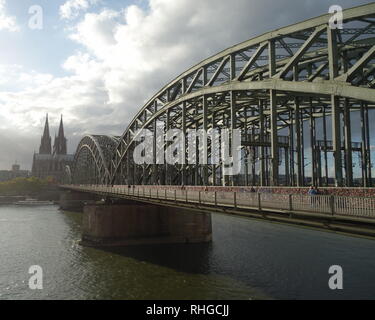 Die Hohenzollern Brücke über den Rhein in Köln, eine Eisenbahn- und Fußgängerbrücke überquert. Stockfoto