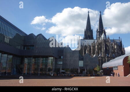 Museum Ludwig Galerie für moderne Kunst in Köln, Deutschland, mit dem Kölner Dom im Hintergrund. Stockfoto