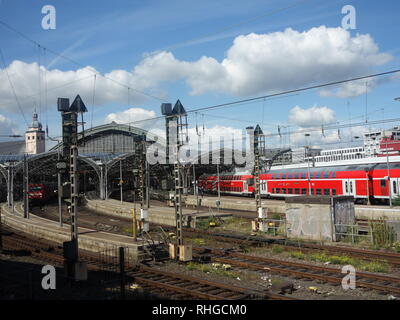 Eine Deutsche Bahn verlässt Köln Hauptbahnhof. Stockfoto