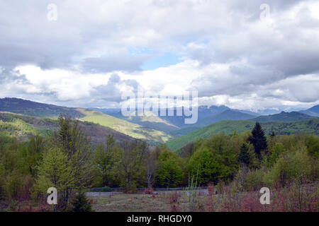 Nord albanischen Berge. Blick von SH 20 Straße. Albanien. Stockfoto