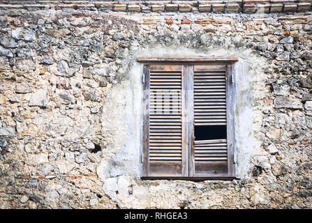 Alte Holz- Fenster auf eine graue Wand mit Kopie Raum Stockfoto