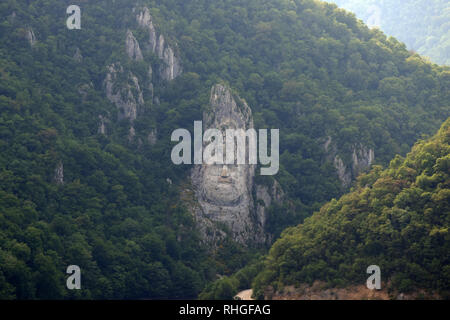 Djerdap Nationalpark, Serbien - Mai 2017: Rock Skulptur von König Decebalus. Eisernes Tor auf dunabe River. Djerdap Nationalpark. Serbien - Rumänien Grenze Stockfoto