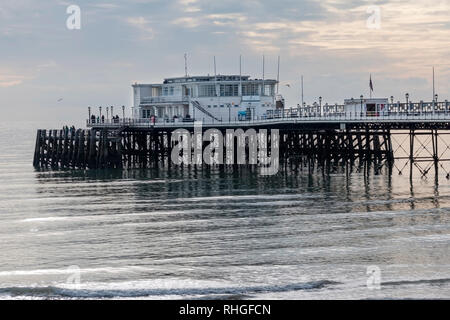 Urban, Worthing, West Sussex, UK mit der Pier Stockfoto