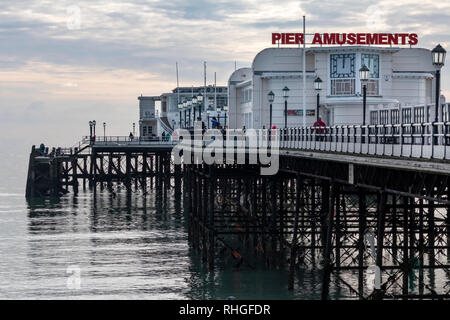 Urban, Worthing, West Sussex, UK mit der Pier Stockfoto