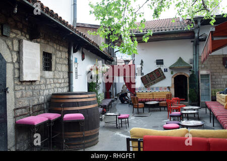 Sarajevo, Bosnien und Herzegowina - Mai 2017: traditionellen bosnischen Restaurant in Sarajewo. Bosnien und Herzegowina. Stockfoto
