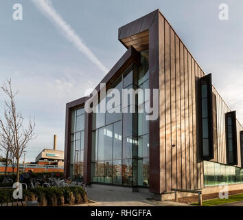 Urban, Worthing, West Sussex, UK mit dem alten Schwimmbad (aquarena) und das neue Schwimmbad (Splash) Stockfoto