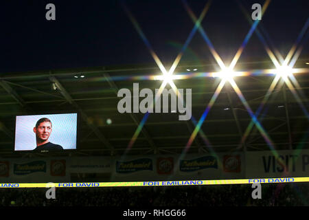 Ein Bild von Emiliano Sala ist auf dem großen Bildschirm in Hommage an die fehlenden footballer in Cardiff City Stadium während der Premier League Match in Cardiff City Stadion gezeigt. Stockfoto