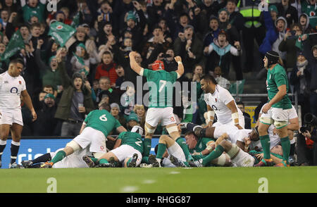 Irlands Cian Healy Kerben ein versuchen Sie, während der Guinness sechs Nationen Match im Aviva Stadium, Dublin. Stockfoto