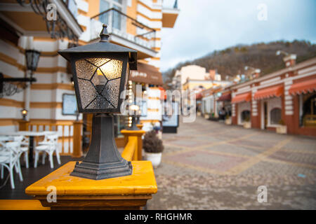 Straße der europäischen Stadt. Blur Stockfoto