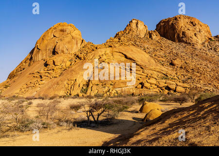 Campingplatz an der Spitzkoppe Mountains in der Wüste Namib in der Nähe von Swakopmund, Namibia Afrika roadtrip Stockfoto