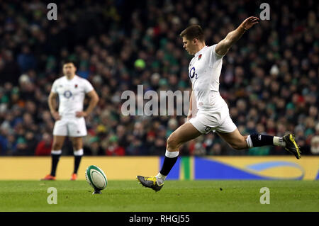 Englands Owen Farrell Kicks auf das Tor doch der Ball während des Guinness sechs Nationen Match im Aviva Stadium, Dublin. Stockfoto