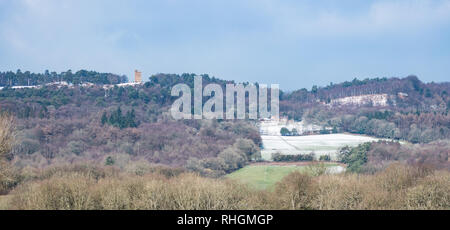 Leith Hill, Surrey, Großbritannien - 02 Februar 2019: Ansicht von Leith Hill von der Südseite an einem kalten Wintertag, mit dem Pfad bis zu Leith Hill Tower. Stockfoto