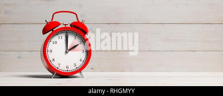 Europäische Sommerzeit Ende rot Wecker und Zeitzone auf weißem Hintergrund Holz isoliert, Banner, kopieren. 3D-Darstellung Stockfoto