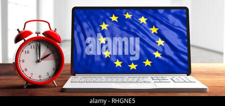 Europäische Sommerzeit Ende rot Wecker und EU-Flagge auf einem Laptop Bildschirm auf hölzernen Schreibtisch, Banner. 3D-Darstellung Stockfoto
