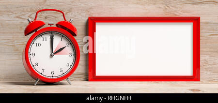 Europäische Sommerzeit Ende rot Wecker und leere Rahmen auf Holz- Hintergrund, Banner, isoliert, kopieren. 3D-Darstellung Stockfoto