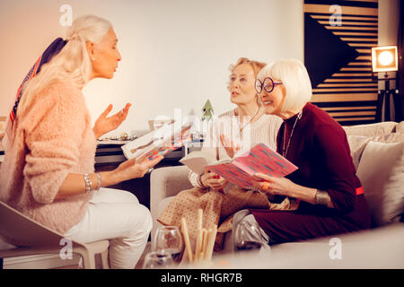 Angenehm emotionale Frau ihr Lieblingsbuch lesen Stockfoto