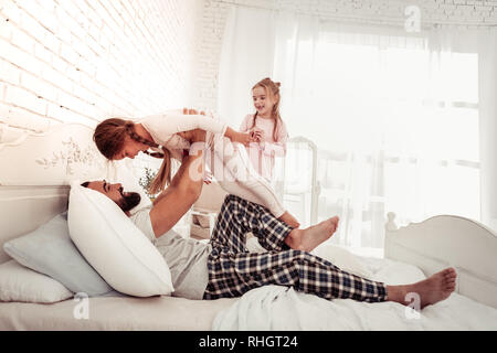 Freundliche nette Mann seine Tochter holding Erfreut Stockfoto