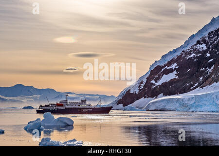 Touristische antarktis Kreuzfahrt Schiff unter den Eisberge mit Gletscher im Hintergrund, zog Necho, der Bucht, Antarktis Stockfoto